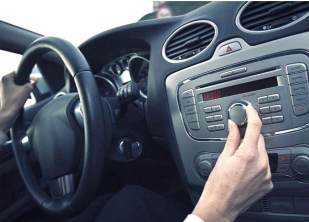 ¿Por qué bajamos el volumen de la radio para aparcar?